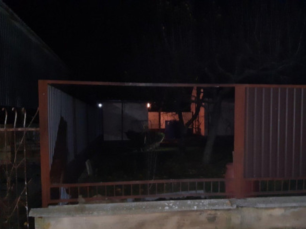 В Мукачево за полчаса до Нового года из гранатомета обстреляли частный дом (ФОТО)