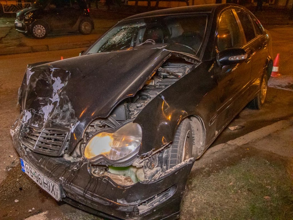 В Днепре на проспекте столкнулись Mercedes и KIA: пострадавших увезла «скорая» (ФОТО, ВИДЕО)