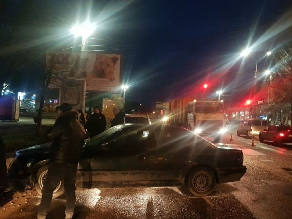 ДТП в Николаеве: водитель BMW врезался в бордюр и сбежал с места инцидента (ФОТО)