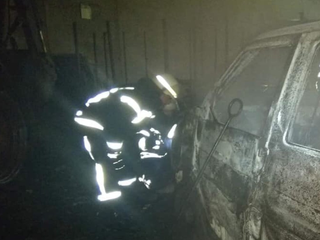 На Борщаговке в Киеве произошел пожар: дотла сгорел микроавтобус Volkswagen (ФОТО)