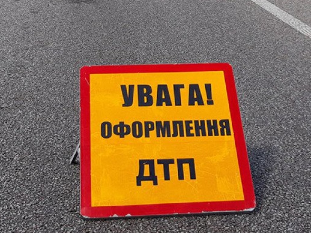 На проспекте в Киеве произошло ДТП с повреждением ограждения (ВИДЕО)