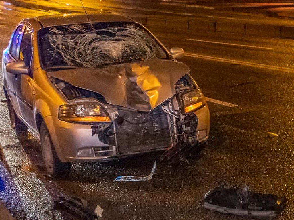 В Днепре Chevrolet на большой скорости сбил пешехода-нарушителя: мужчина получил серьезные травмы