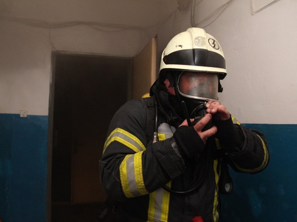На Оболони в Киеве загорелась квартира в многоэтажке: есть пострадавшие (ФОТО)