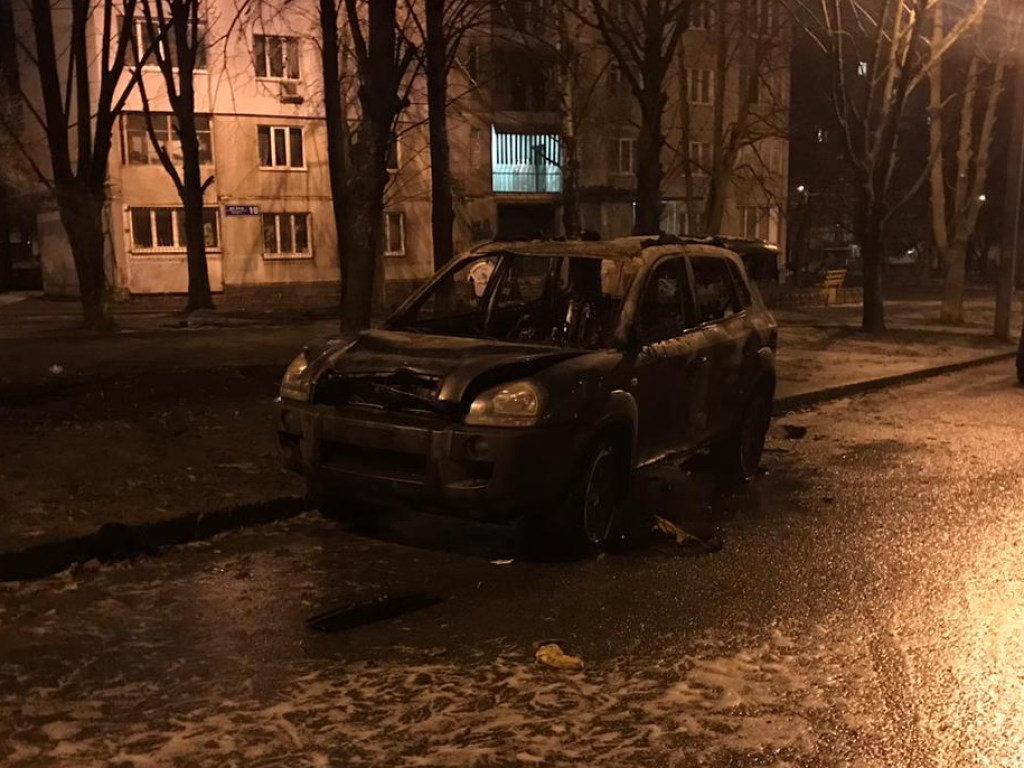 В Харькове в новогоднюю ночь сгорел внедорожник (ФОТО)