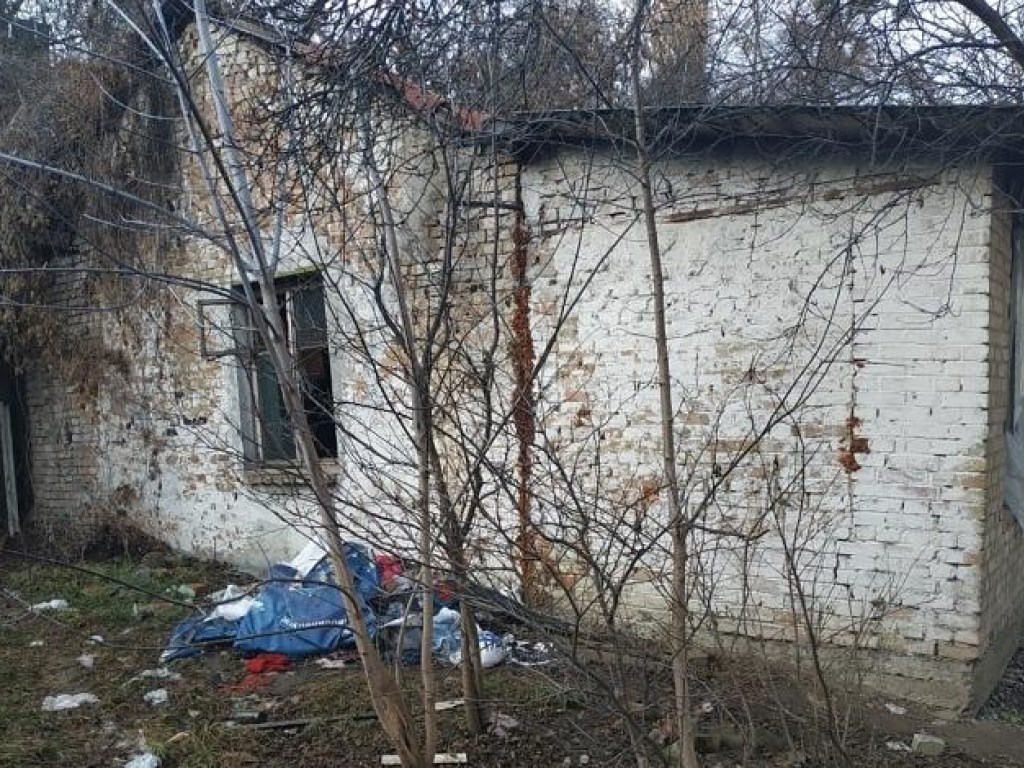 В заброшенном доме в Киеве обнаружили горе-мать с двумя детьми: малышей передали в больницу (ФОТО)