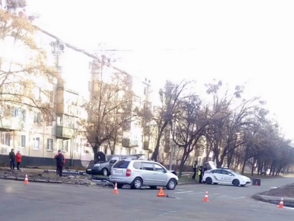ДТП в Харькове: одну машину отбросило на тротуар (ФОТО)