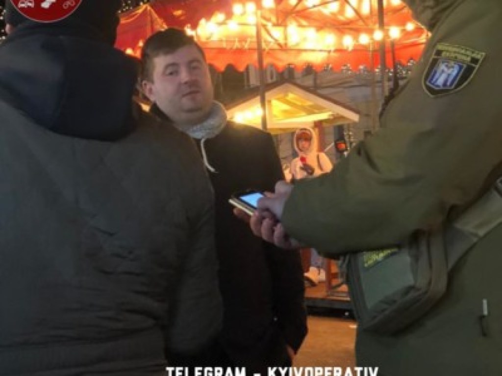 У людей – ожоги: В Киеве пьяный мужчина разлил на прохожих и ребенка несколько литров глинтвейна (ФОТО)