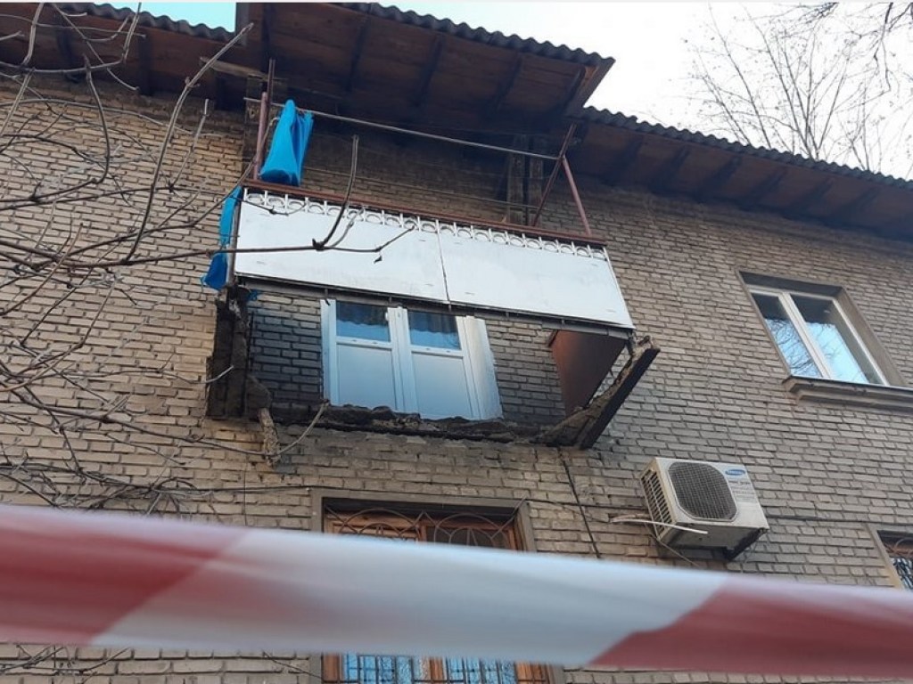 За 15 минут до Нового года: В Запорожье в жилом доме обрушился балкон (ФОТО)