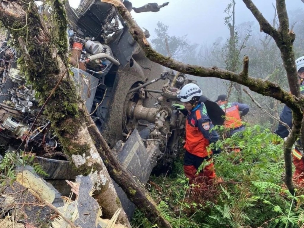 Диспетчеры потеряли связь с пилотом: в Тайване потерпел крушение военный вертолет с 13 людьми на борту