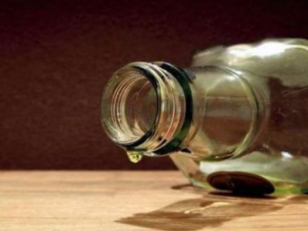 Выпил в Новый год алкоголь: 17-летний житель Полтавской области умер после застолья