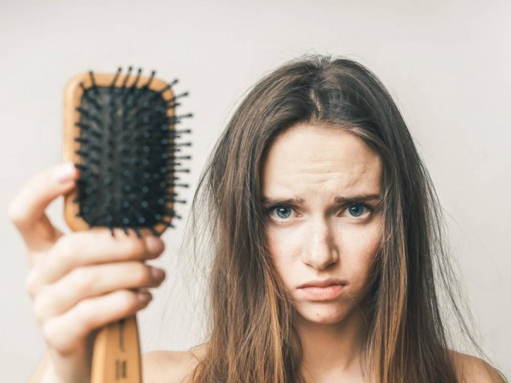 Эксперты назвали 6 неожиданных причин активного выпадения волос