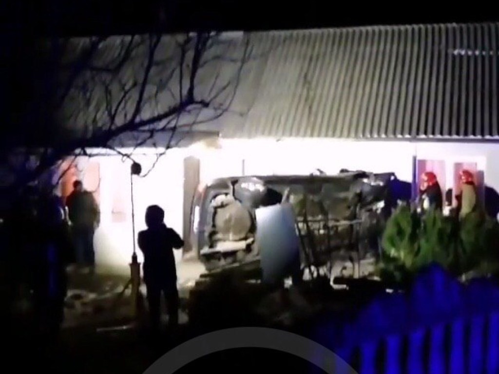 Водителя вырезали из авто: В Ивано-Франковской области Opel врезался в дом (ФОТО)
