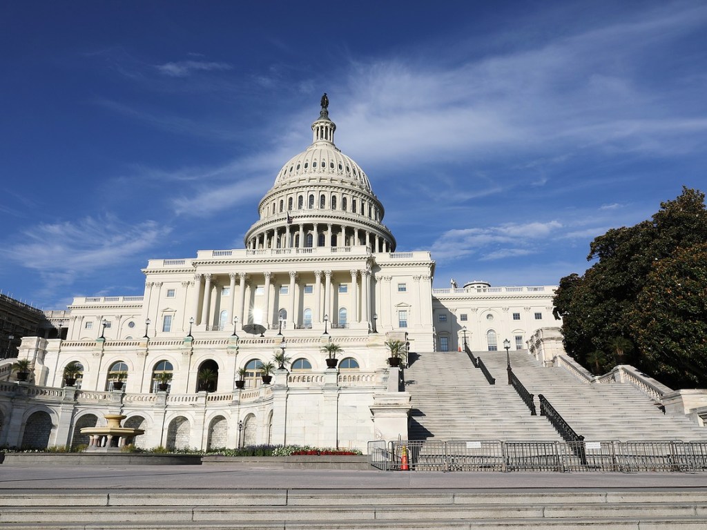 Вашингтон продолжает вести политику отстранения от проблем Украины &#8212; политолог