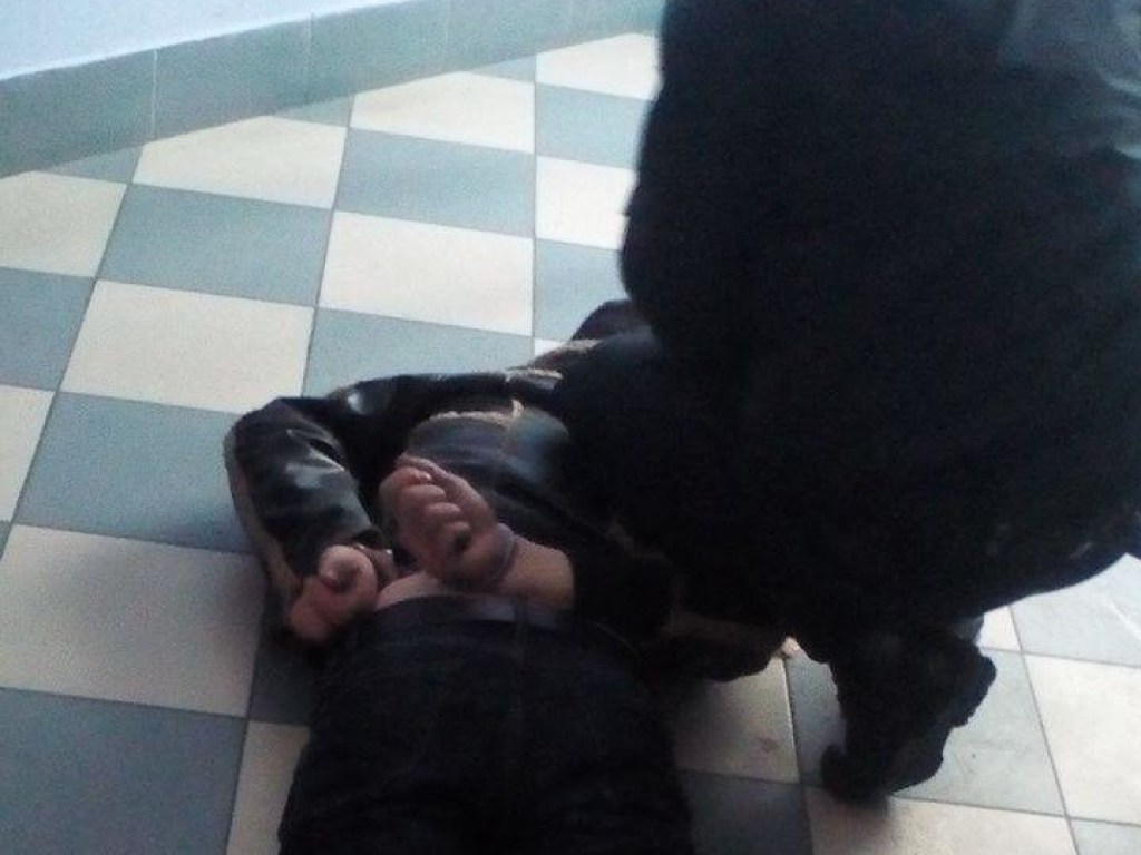 Во Львове агрессивный мужчина сломал патрульному палец (ФОТО)