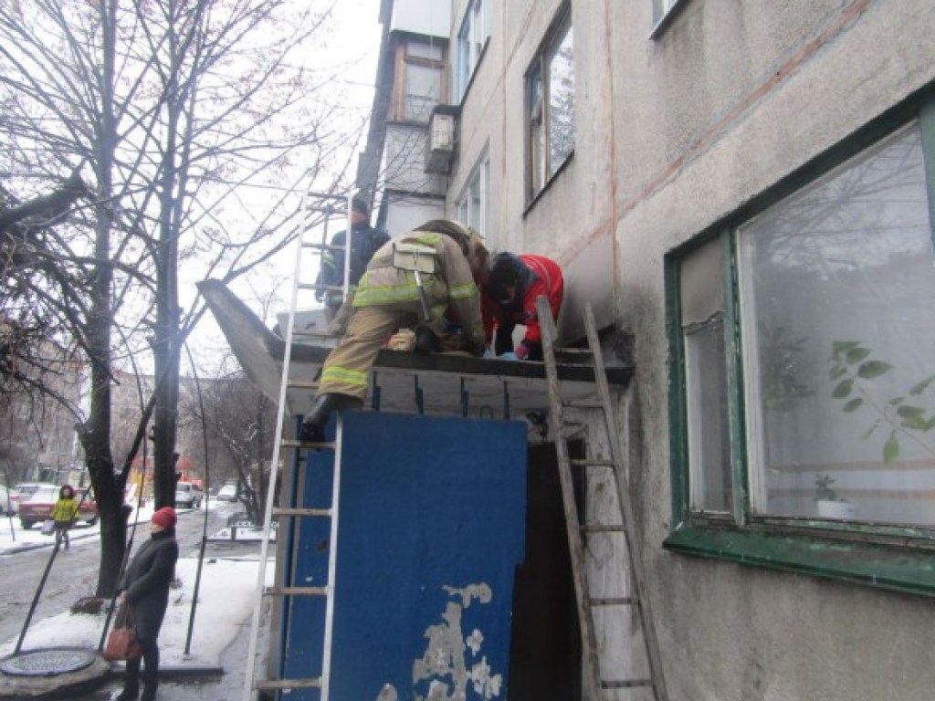 Упала на бетонный козырек: Жительница Донецкой области выпала из окна третьего этажа (ФОТО)