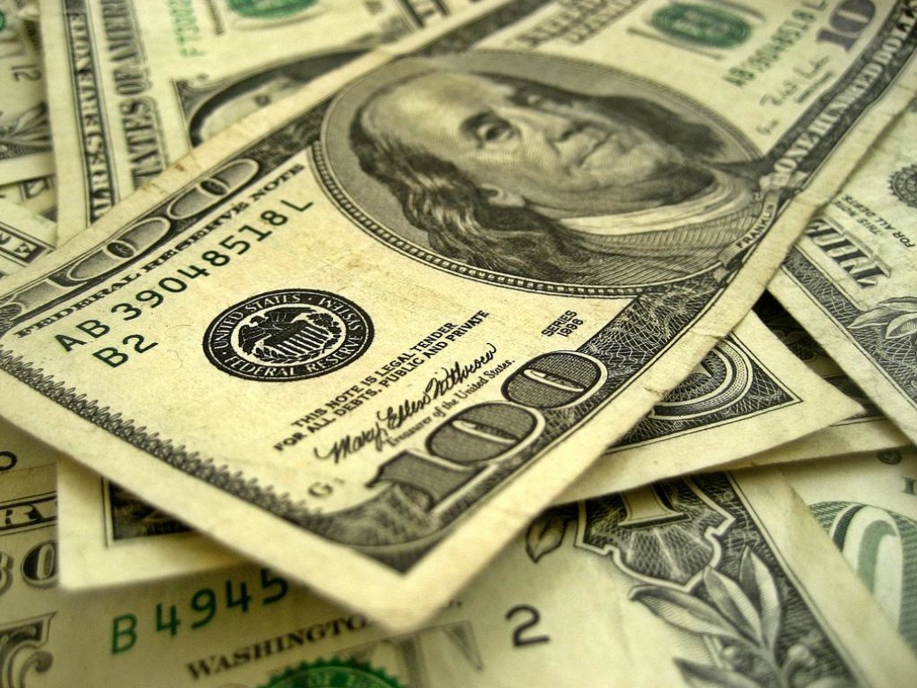 НБУ установил официальный курс на уровне 23,69 гривны за доллар