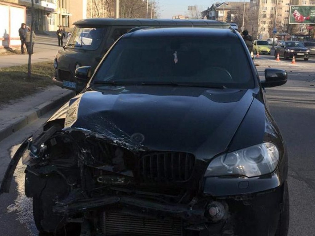 В Голосеевском районе столицы столкнулись три автомобиля, есть погибший