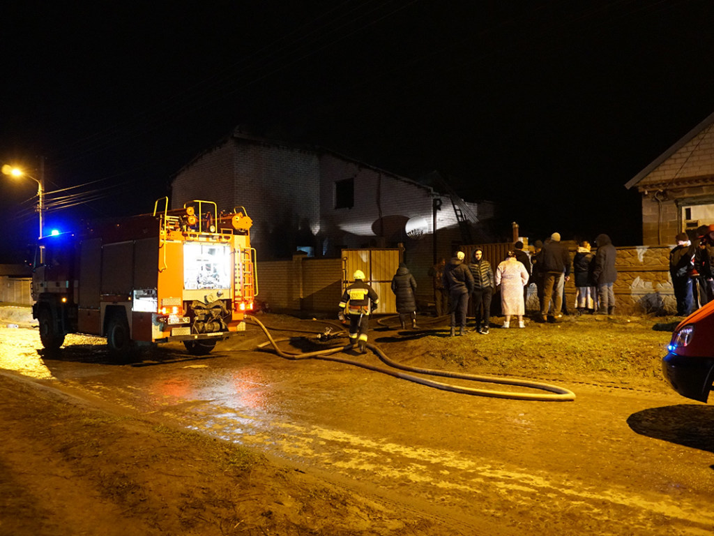 В Днепре сгорел двухэтажный дом, семья осталась без крыши над головой (ФОТО, ВИДЕО)