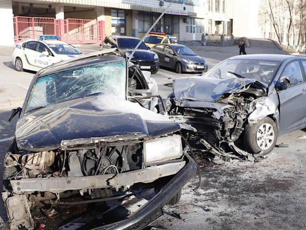 Водителя зажало в салоне: в Киеве произошло смертельное ДТП (ФОТО)
