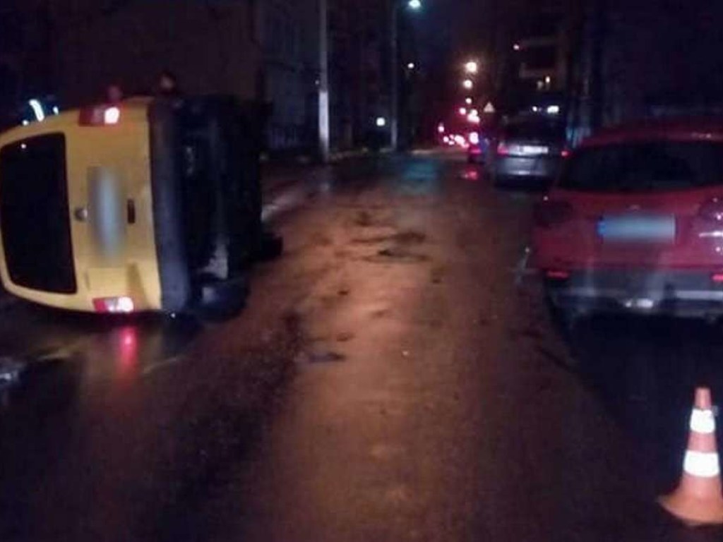 В Киеве Volkswagen врезался в припаркованный Suzuki и перевернулся, а пьяный водитель лег отдохнуть (ФОТО)