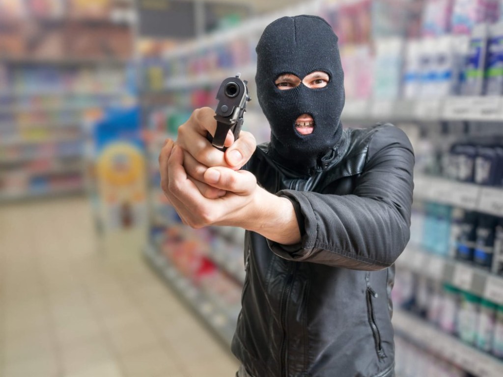 Двое мужчин ограбили магазин в Одессе