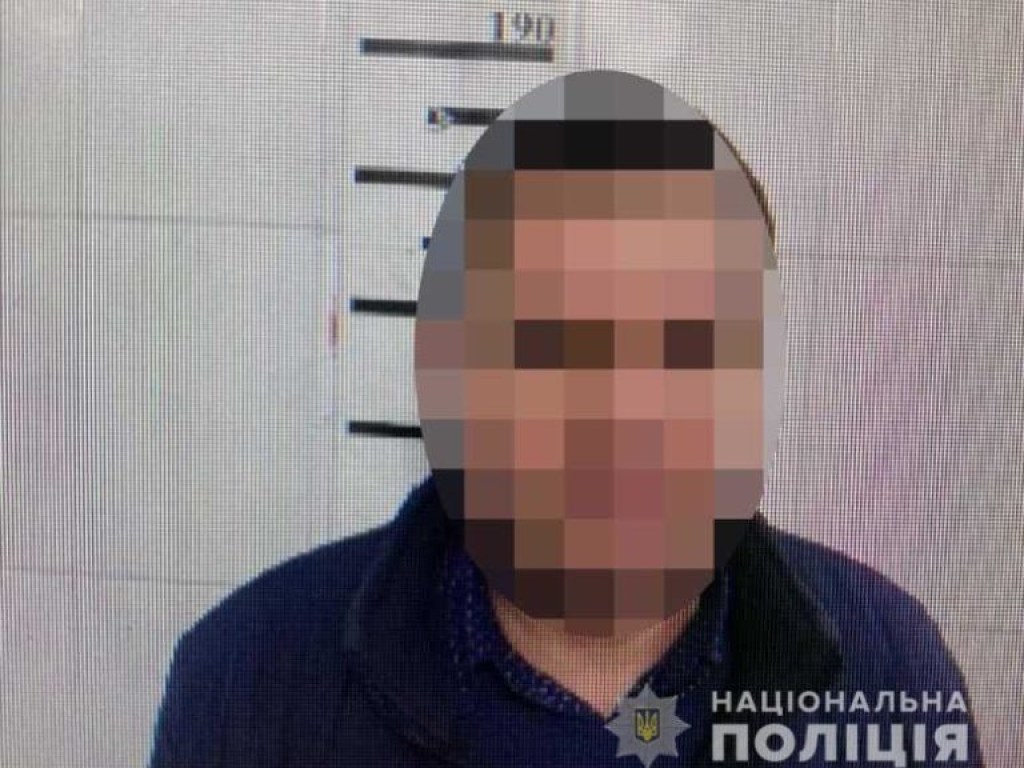 В Киеве мужчина сломал палец полицейскому (ФОТО)
