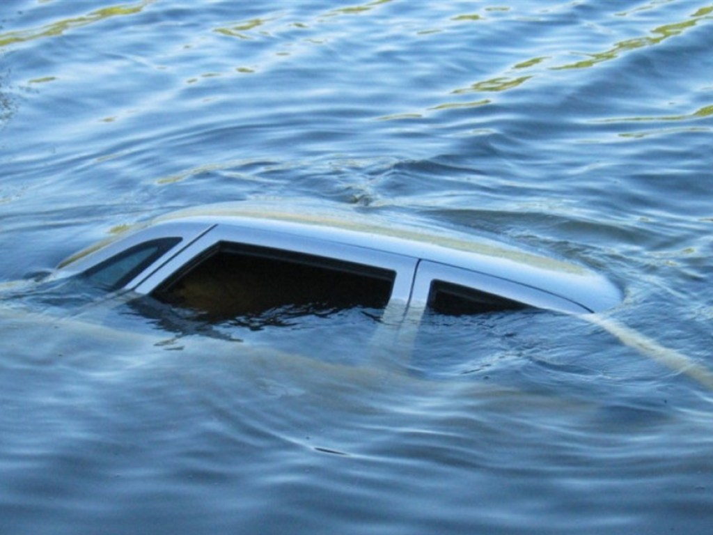 Под Херсоном автомобиль упал в море вместе с водителем