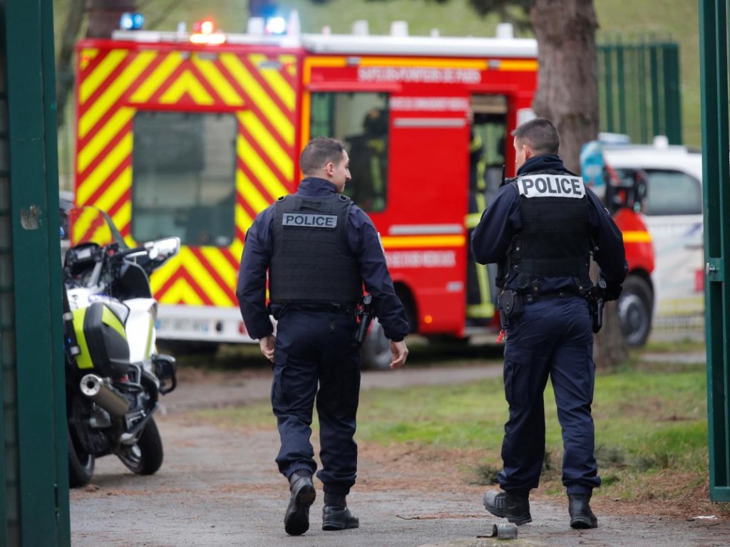 Во Франции мужчина с ножом напал на прохожих: есть жертвы