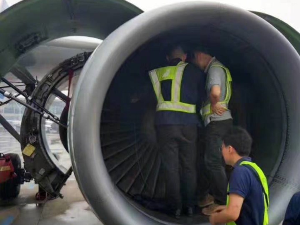 В Китае мужчина забросал двигатель самолета монетами для удачи