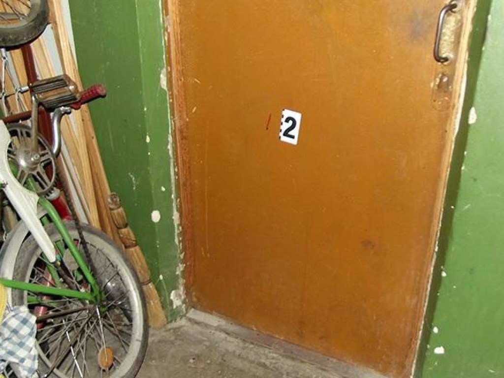 Душил и угрожал ножом: В Киеве  напали на женщину под дверью ее квартиры (ФОТО)