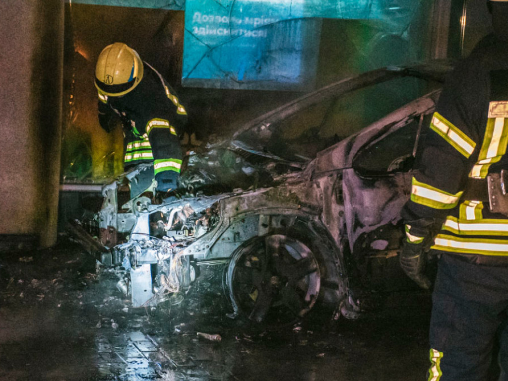 В центре Киева дотла сгорел Peugeot: от огня пострадало здание банка (ФОТО)