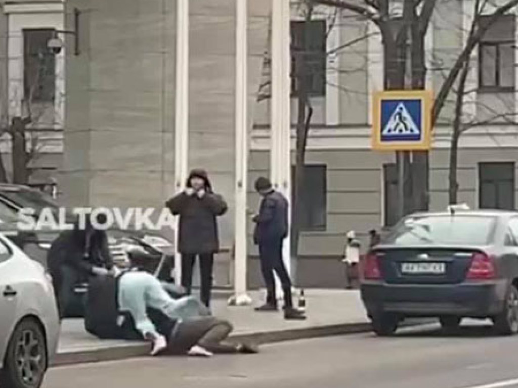 В Харькове у гостиницы произошла драка пассажиров с таксистом: есть пострадавшие, повреждено авто (ФОТО)