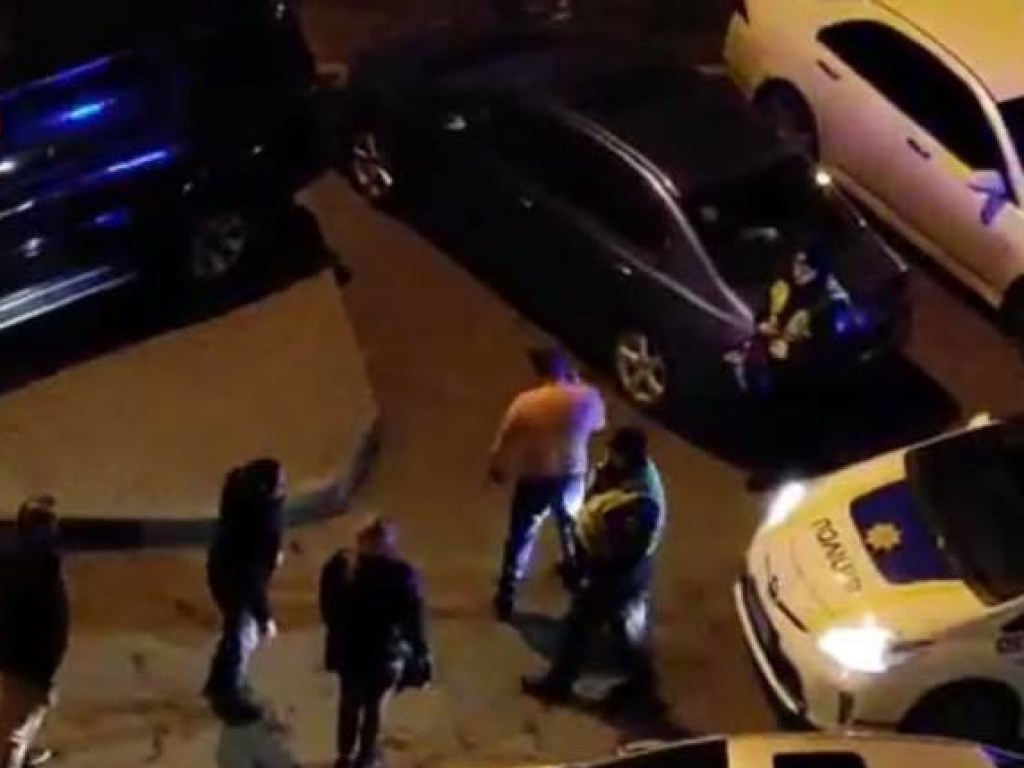 На Отрадном в Киеве пьяный водитель устроил дебош во дворе (ФОТО)