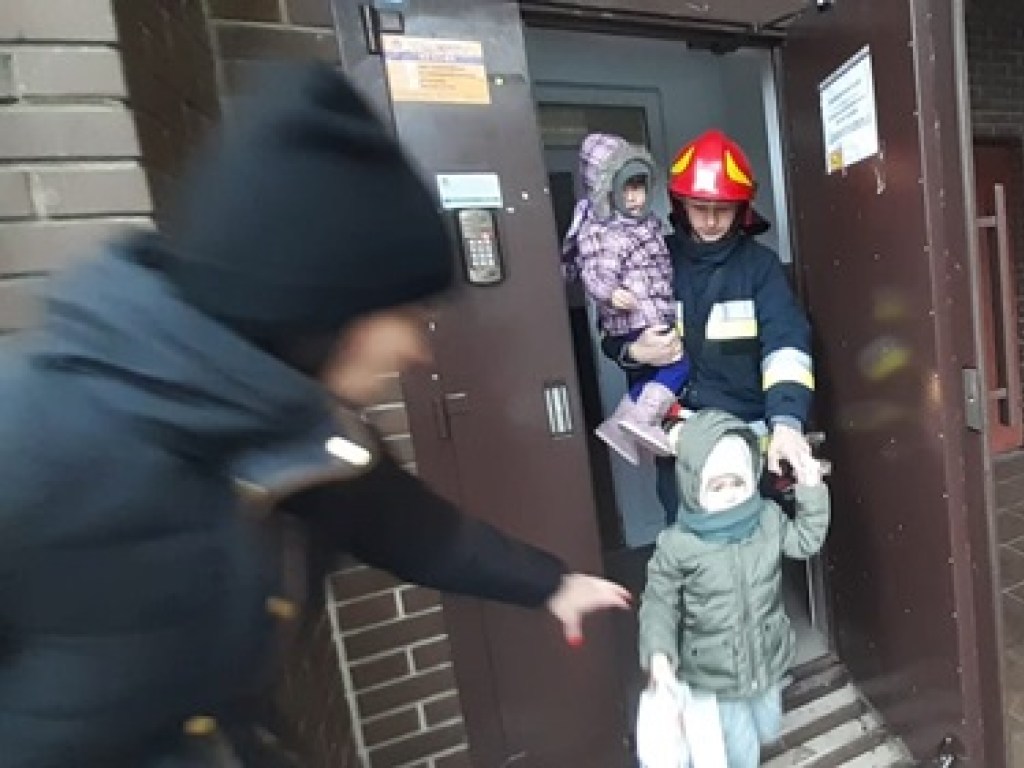 В многоэтажке в Ровно прогремел взрыв: бойцы ГСЧС провели эвакуацию жильцов (ФОТО)