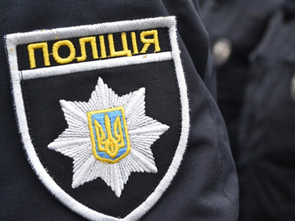 Драка в подъезде: на Троещине в Киеве буйная сотрудница МВД набросилась на патрульную