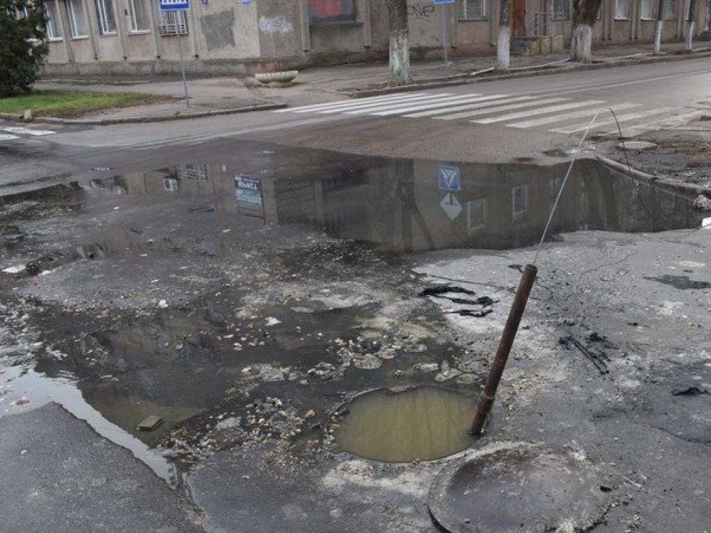 В Николаеве прорвало канализацию: центр города оказался в нечистотах (ФОТО, ВИДЕО)