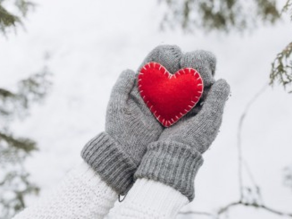 Названы способы спасения от сердечного приступа зимой