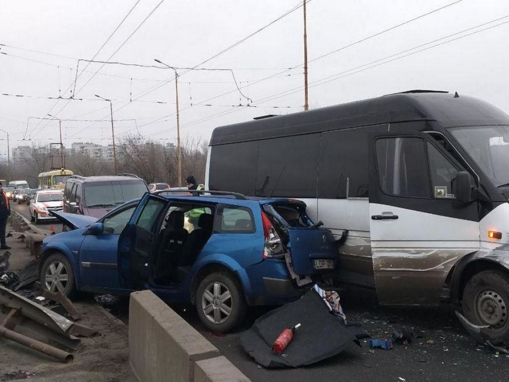 В Днепре на мосту Renault вылетел на «встречку» и столкнулся с маршруткой (ФОТО, ВИДЕО)
