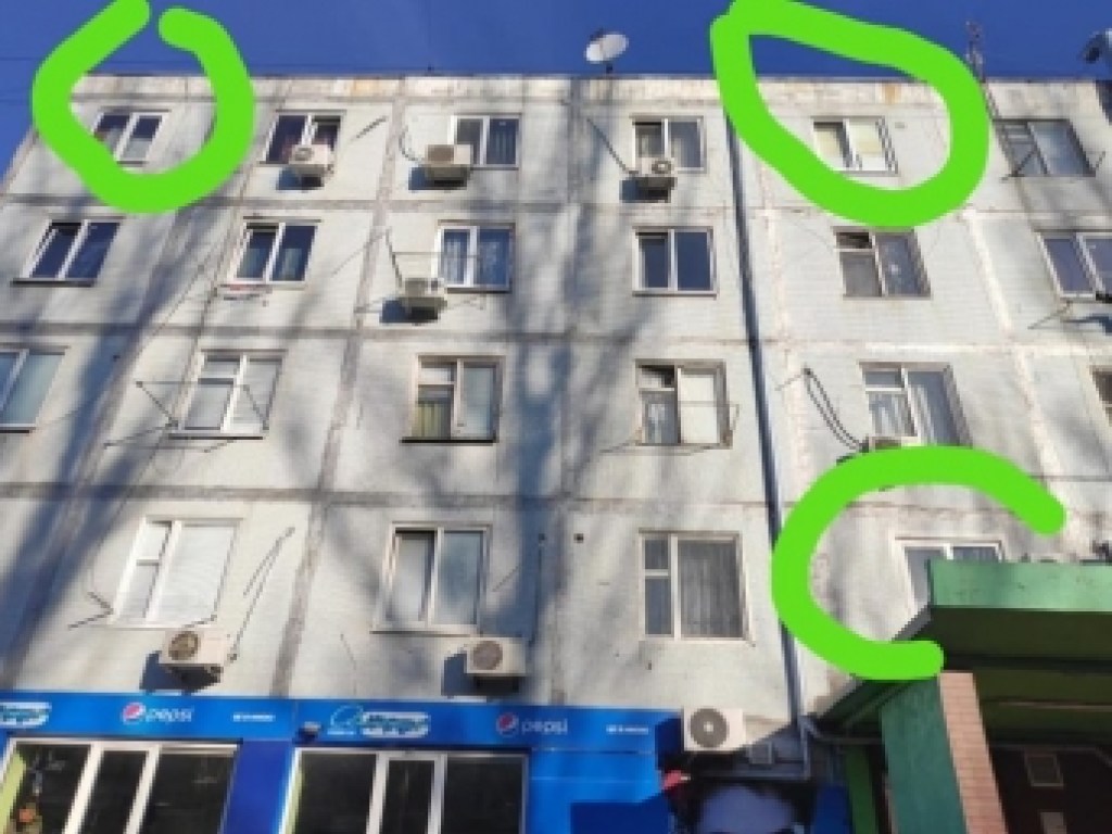 Жителей общежития в Запорожской области уличили в метании из окна фекалиями (ФОТО)