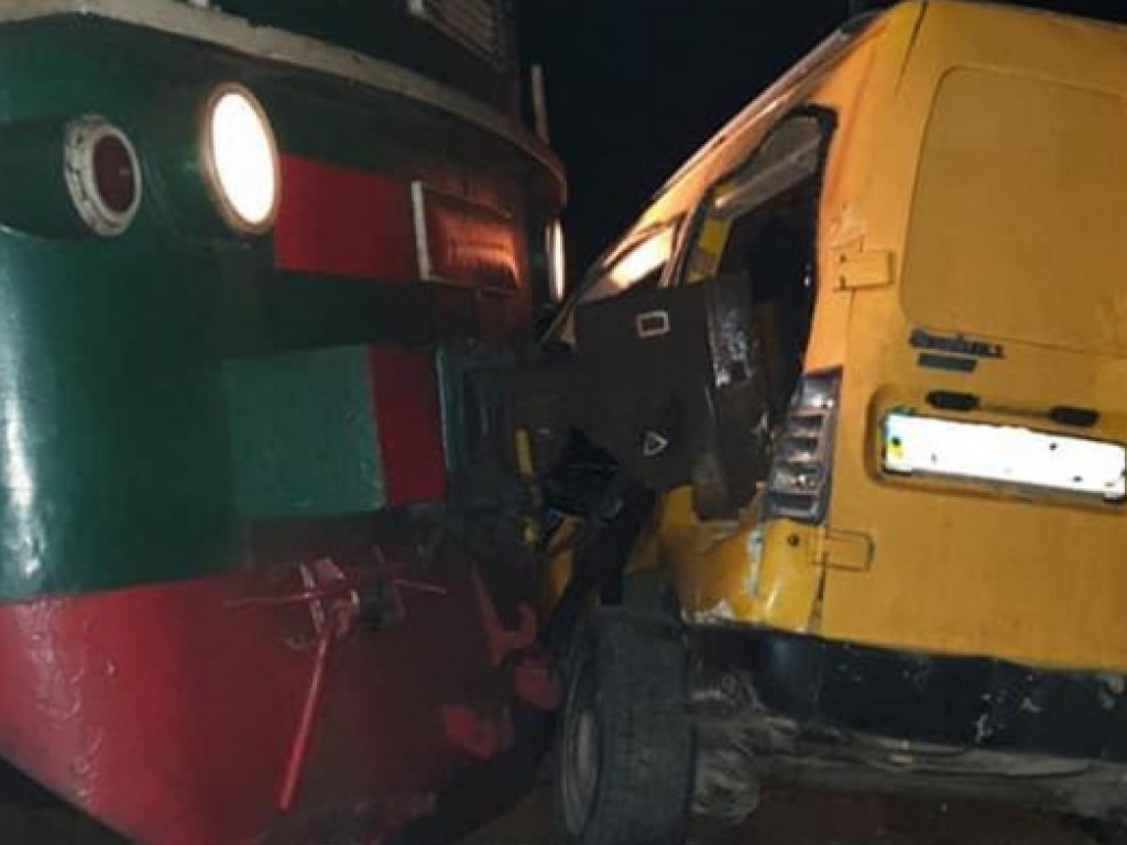 Пьяный водитель микроавтобуса застрял на рельсах на Прикарпатье в момент проезда поезда (ФОТО)