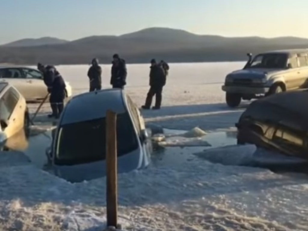 В РФ около 30 автомобилей провалились под лед (ФОТО, ВИДЕО)