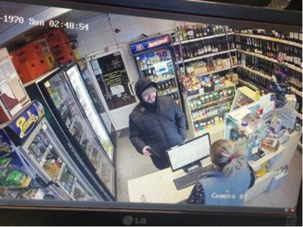Угрожал продавцу пистолетом: Во Львове задержан серийный грабитель (ФОТО)