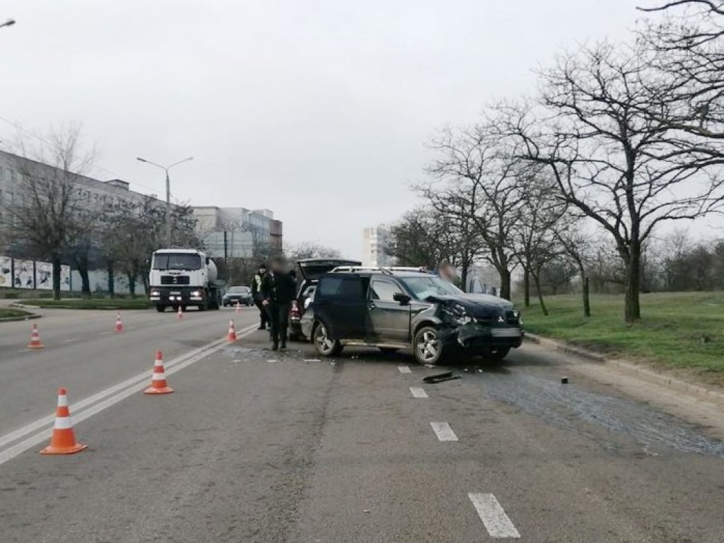 Двое пострадавших: В Николаеве Mitsubishi врезался в Ford (ФОТО)