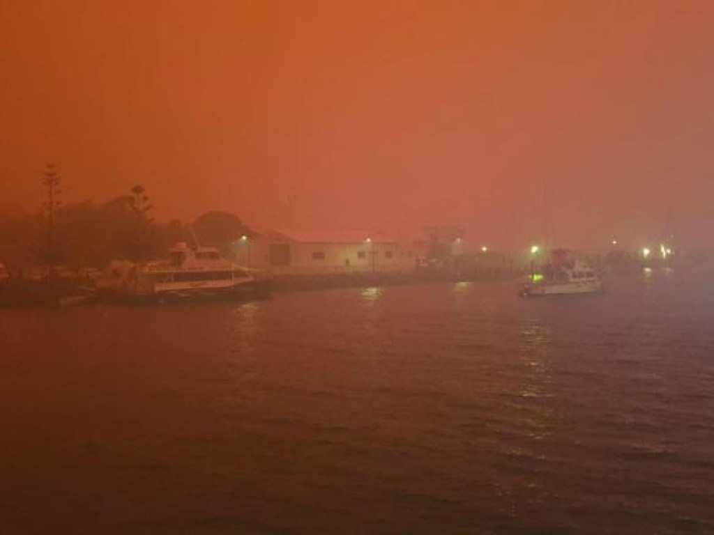 Пожары превратили страну в ад: Над Австралией небеса окрасились в кровавый цвет (ФОТО)