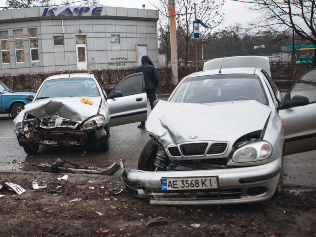 Водителя и пассажира госпитализировали: В Днепре столкнулись два авто Daewoo (ФОТО)
