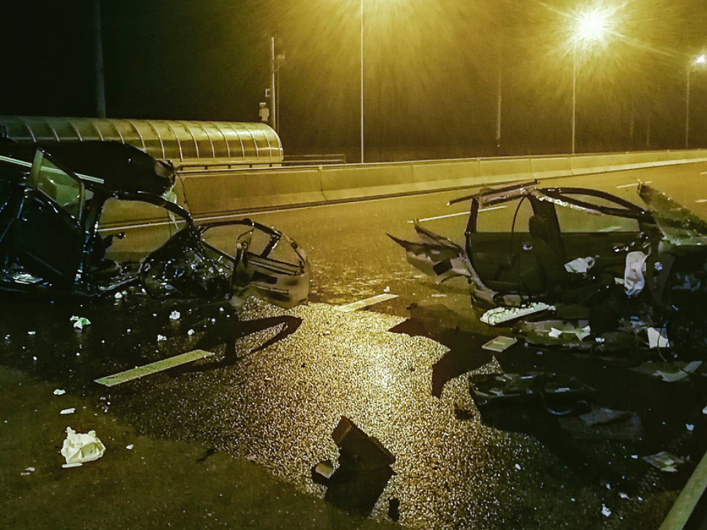 Авто разорвало на две части: Под Киевом Renault врезался в отбойник (ФОТО)