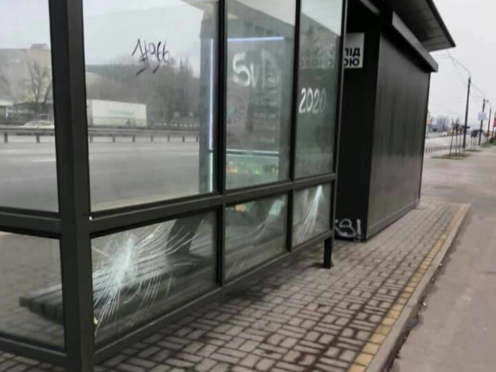 В Киеве вандалы испортили еще одну новую остановку общественного транспорта (ФОТО)
