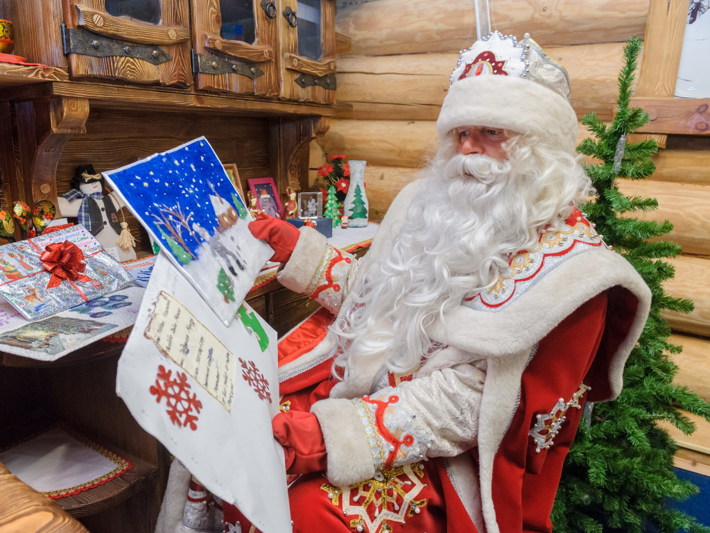 Показывал фокусы: В Крыму Дед Мороз в новогоднюю ночь сжег школьнику лицо