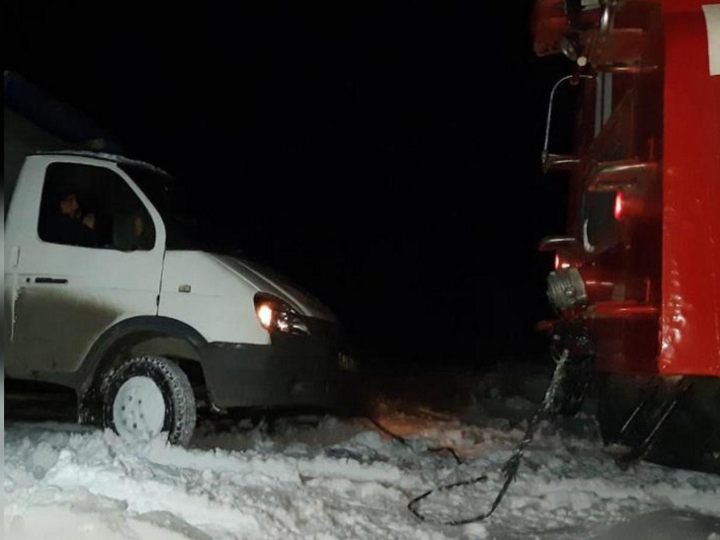 На Хмельниччине ночью грузовик с детьми застрял в снежном заносе