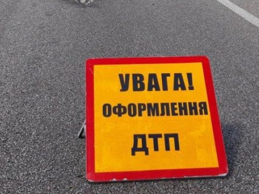 Искал место для парковки: На Днепропетровщине столкнулись маршрутка с пассажирами и две «легковушки»